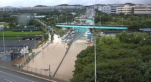 침수된 김포시 고촌읍 도로 (서울=연합뉴스) 13일 호우경보가 내려진 경기도 김포시 고촌읍의 한 도로가 폭우로 인해 침수돼 있다. 2025.8.13 [독자 제공. 재판매 및 DB 금지] photo@yna.co.kr