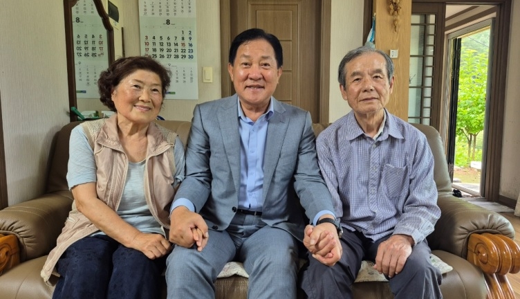 평창군, 제80주년 광복절 맞아 독립유공자 유족 가구 위문 [평창군 제공.재판매 및 DB 금지]