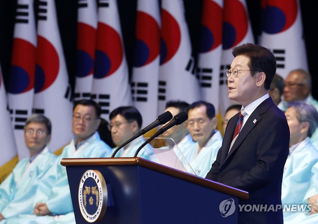 이재명 대통령, 80주년 광복절 경축사 (서울=연합뉴스) 홍해인 기자 = 이재명 대통령이 15일 서울 세종문화회관에서 열린 80주년 광복절 경축식에서 경축사를 하고 있다. 2025.8.15 [대통령실통신사진기자단] hihong@yna.co.kr