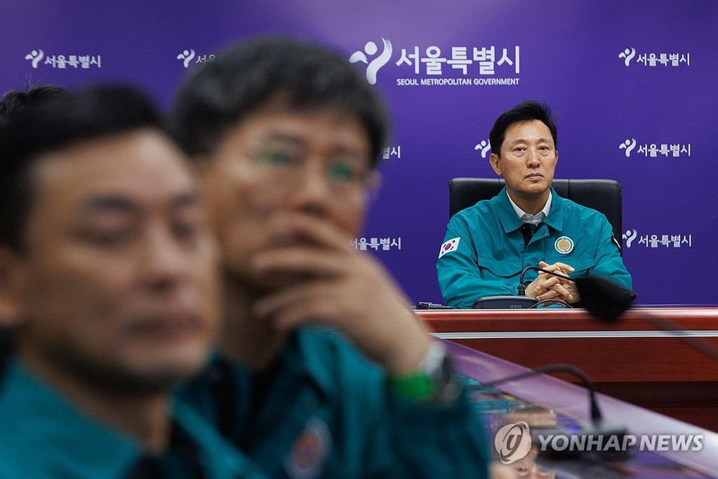 상황 보고받는 오세훈 서울시장 (서울=연합뉴스) 강민지 기자 = 오세훈 서울시장이 22일 서울 중구 서울시청에서 열린 을지연습 연계 공습대비 민방위 훈련에서 관계자들로부터 상황을 보고받고 있다. 2024.8.22 [공동취재] mjkang@yna.co.kr