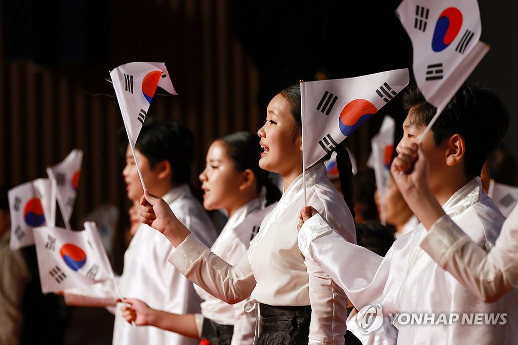 광복 80주년 서울시 경축식 사전공연 (서울=연합뉴스) 신현우 기자 = 광복절을 하루 앞둔 14일 서울시청 다목적홀에서 서울시가 연