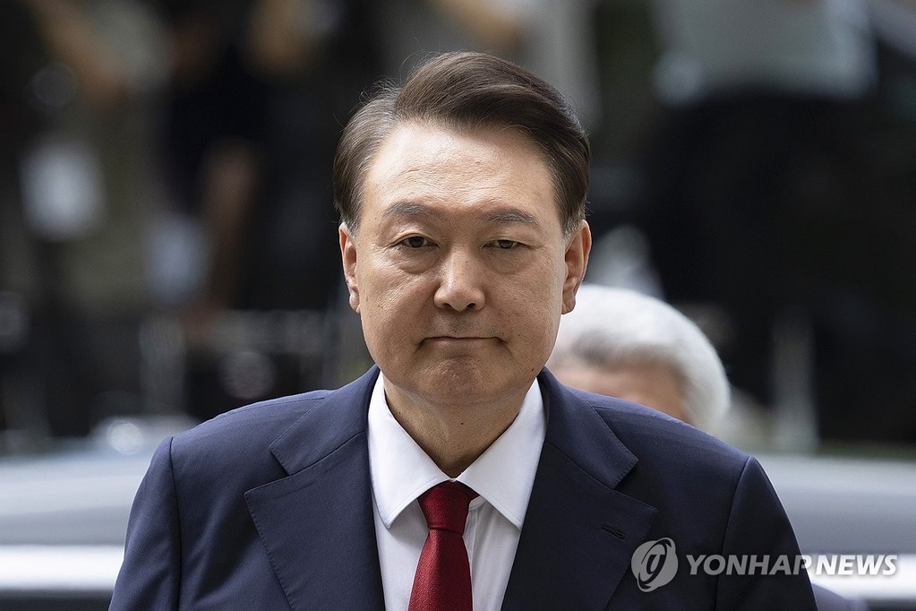 입 굳게 닫은 채 법정으로 향하는 윤석열 전 대통령 (서울=연합뉴스) 12·3 비상계엄과 관련해 특검의 수사를 받는 윤석열 전 대통령이 9일 서울 서초구 서울중앙지법에서 열린 영장실질심사에 출석하고 있다. 2025.7.9 [사진공동취재단] photo@yna.co.kr