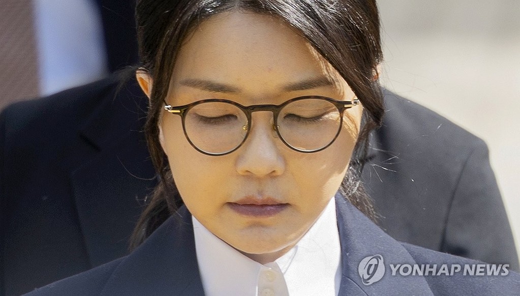 서울중앙지법 나서는 김건희 여사 (서울=연합뉴스) 윤석열 전 대통령 부인 김건희 여사가 12일 구속 전 피의자 심문(영장실질심사)을 마친 뒤 서울 서초구 서울중앙지법 청사를 나서고 있다. 2025.8.12 [사진공동취재단] photo@yna.co.kr