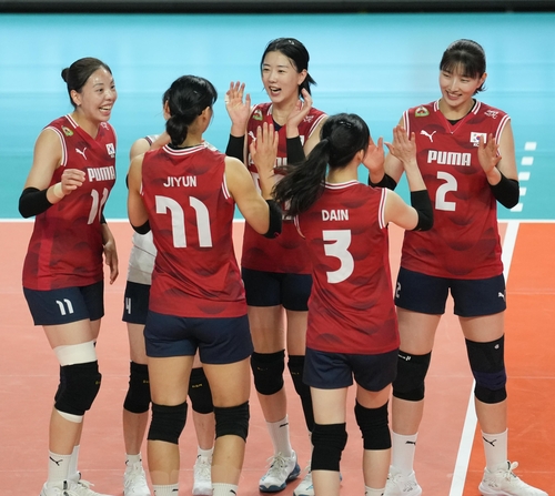 득점 후 기뻐하는 한국 여자배구 대표팀 선수들 [대한배구협회 제공. 재판매 및 DB 금지]