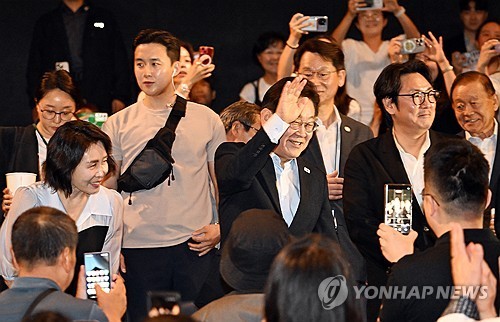 영화관 찾은 이재명 대통령 (서울=연합뉴스) 한상균 기자 = 이재명 대통령과 김혜경 여사가 17일 서울 용산CGV