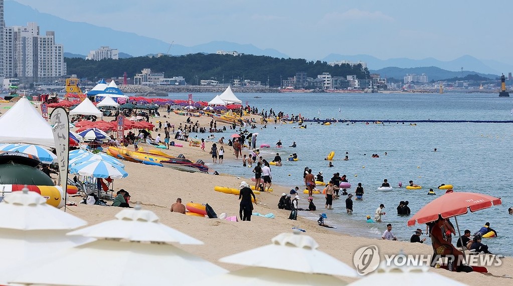 폐장일의 경포해수욕장 피서객 (강릉=연합뉴스) 유형재 기자 = 황금연휴 마지막 날인 17일 강원 강릉시 경포해수욕장에서 피서객들이 막바지 피서를 즐기고 있다.
    경포를 비롯한 강원 동해안 6개 시군 가운데 24일 폐장하는 속초, 양양을 제외한 4개 시군 모든 해수욕장이 17일 폐장한다. 2025.8.17 yoo21@yna.co.kr
