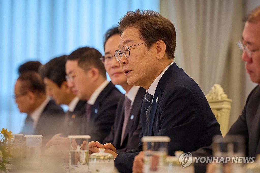 이재명 대통령, 6경제단체·기업인 간담회 (서울=연합뉴스) 이재명 대통령이 13일 서울 용산 대통령실 청사에서 6경제단체·기업인 간담회를 하고 있다. 2025.6.13 [대통령실 제공. 재판매 및 DB 금지] photo@yna.co.kr