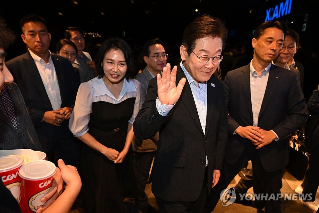 영화관람 마친 이재명 대통령 부부 (서울=연합뉴스) 한상균 기자 = 이재명 대통령이 17일 서울 용산CGV에서