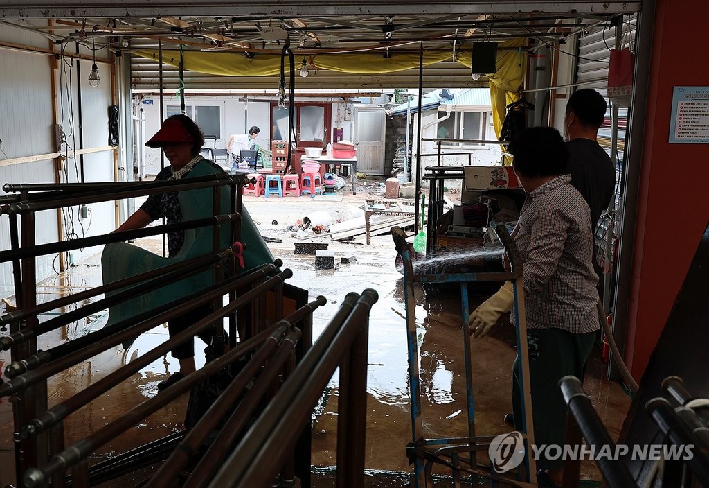 침수 피해 입은 시장 (함평=연합뉴스) 조남수 기자 = 5일 오전 최근 집중호우로 침수 피해를 본 전남 함평군 함평천지전통시장에서 상인들이 복구작업하고 있다. 2025.8.5 iso64@yna.co.kr