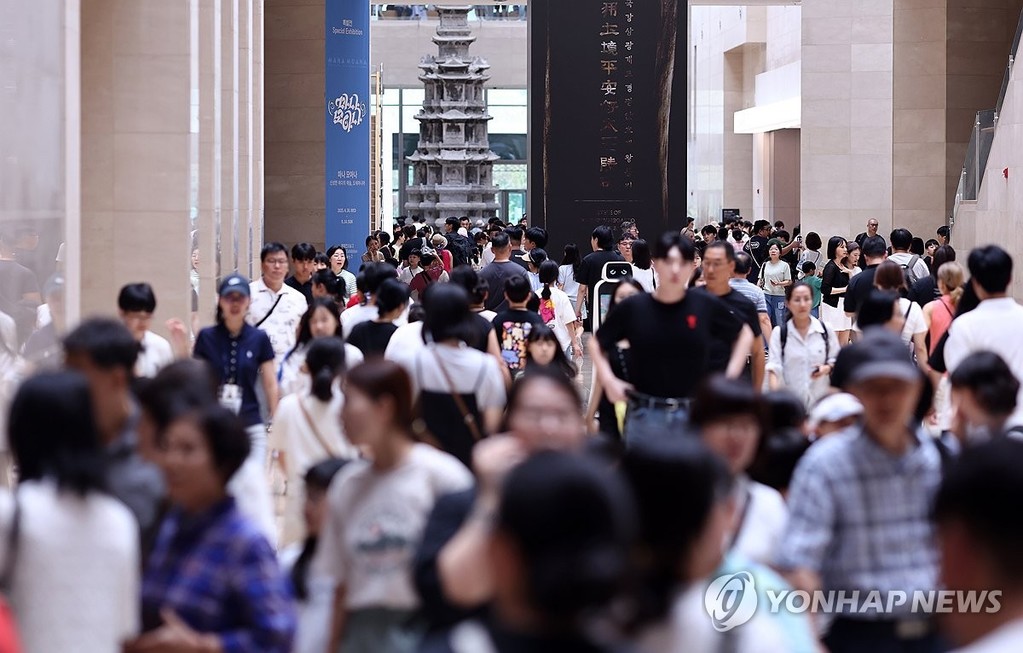 지난달 국립중앙박물관 관람객 70만명 육박 (서울=연합뉴스) 윤동진 기자 = 1일 서울 국립중앙박물관을 찾은 시민들이 시간을 보내고 있다. 이날 국립중앙박물관에 따르면 올해 7월 1일부터 30일까지 국립중앙박물관을 찾은 관람객 수는 총 69만4천552명이다. 지난해 같은 기간 관람객(33만8천868명)의 배를 넘는 수치다. 2025.8.1 mon@yna.co.kr