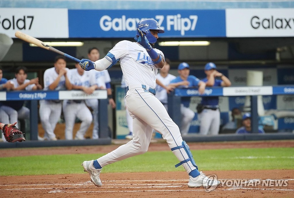 힘차게 타격하는 디아즈 (대구=연합뉴스) 김현태 기자 = 13일 대구 라이온즈 파크에서 열린 프로야구 2025 신한 SOL 뱅크 KBO리그 KIA 타이거즈와 삼성 라이온즈의 경기 1회말. 1사 주자 1, 2루 상황에서 타석에 들어선 삼성 디아즈가 힘찬 타격을 하고 있다. 2025.8.13 mtkht@yna.co.kr