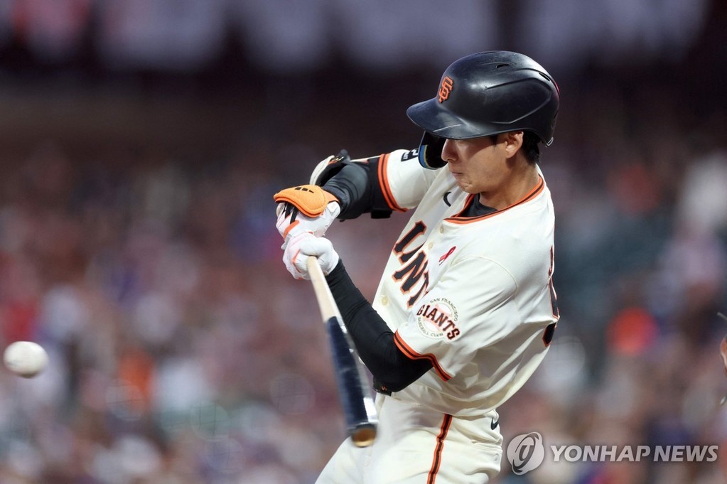 타격하는 이정후 [AFP=연합뉴스]
