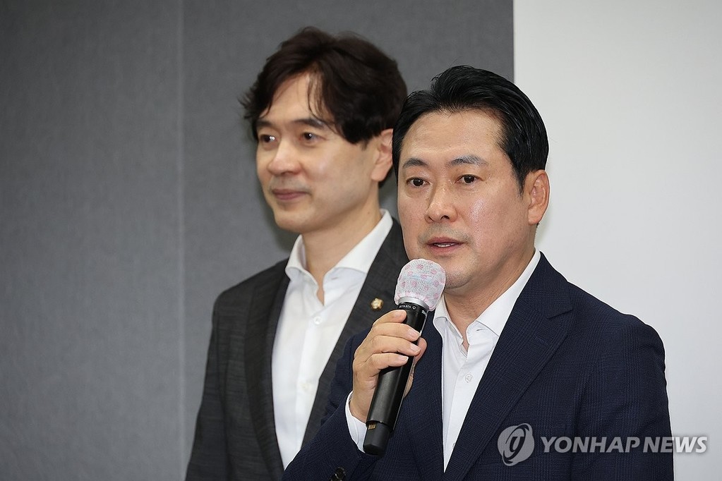 기자간담회 하는 장동혁 대표 (인천=연합뉴스) 박동주 기자 = 국민의힘 장동혁 대표가 28일 인천국제공항공사 항공교육원에서 현안 관련 기자간담회를 하고 있다. 2025.8.28 pdj6635@yna.co.kr