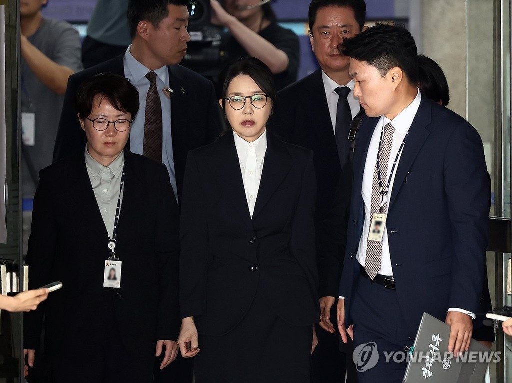 영장심사 마친 김건희 여사 (서울=연합뉴스) 윤석열 전 대통령 부인 김건희 여사가 12일 구속 전 피의자 심문(영장실질심사)을 마친 뒤 서울 서초구 서울중앙지법을 나서고 있다. 2025.8.12 [사진공동취재단] photo@yna.co.kr
