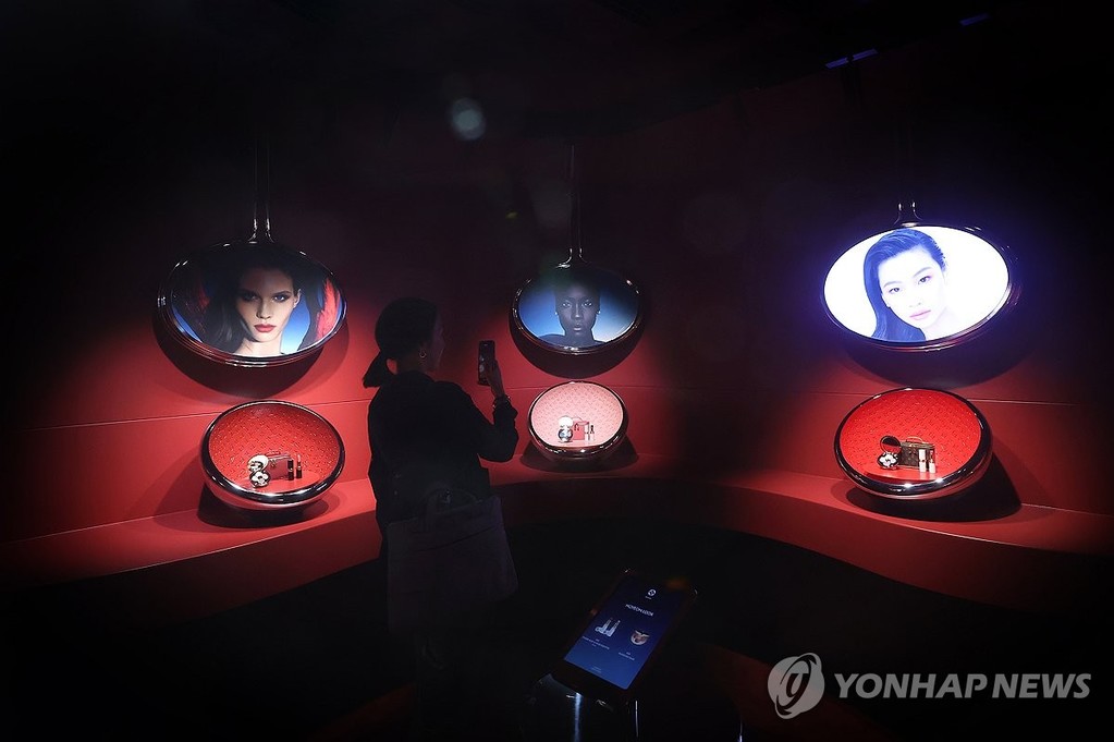 루이비통 첫 뷰티 컬렉션 팝업스토어 (서울=연합뉴스) 진연수 기자 = 29일 서울 강남구 루이비통 서울 도산에서 열린 루이비통 최초의 뷰티 컬렉션