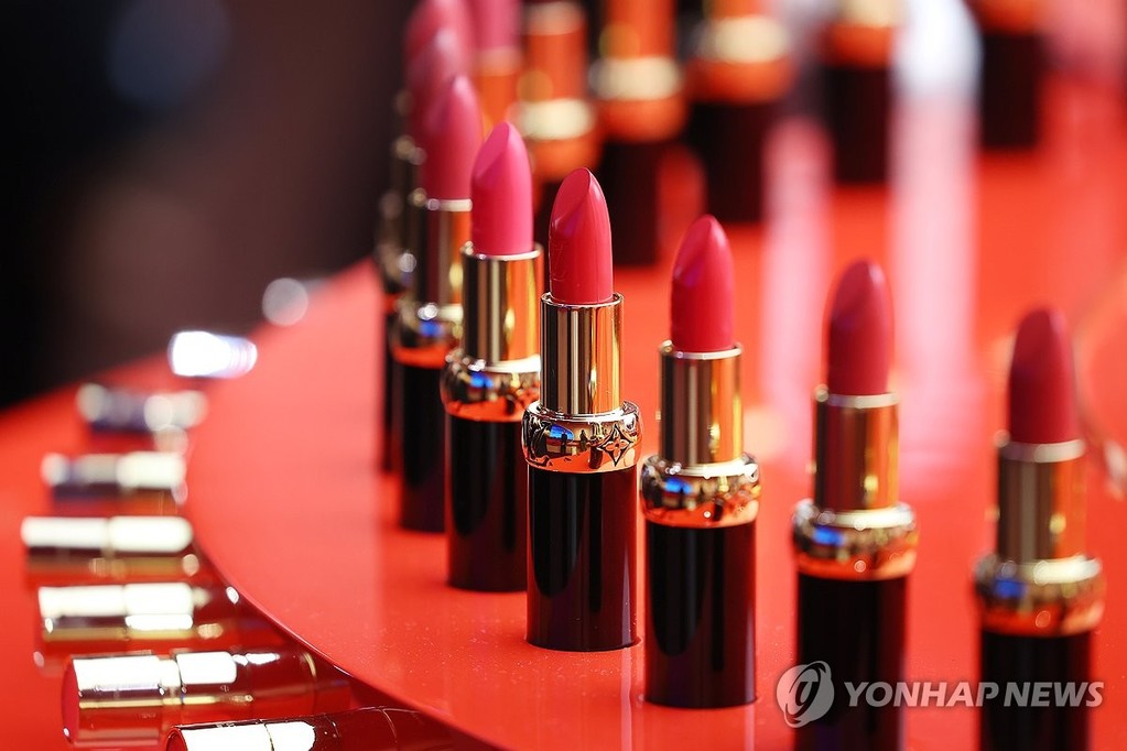 베일 벗은 루이비통 초고가 뷰티 컬렉션 (서울=연합뉴스) 진연수 기자 = 29일 서울 강남구 루이비통 서울 도산에서 열린 뷰티 컬렉션 출시 관련 팝업스토어에서 루이비통 최초의 뷰티 컬렉션