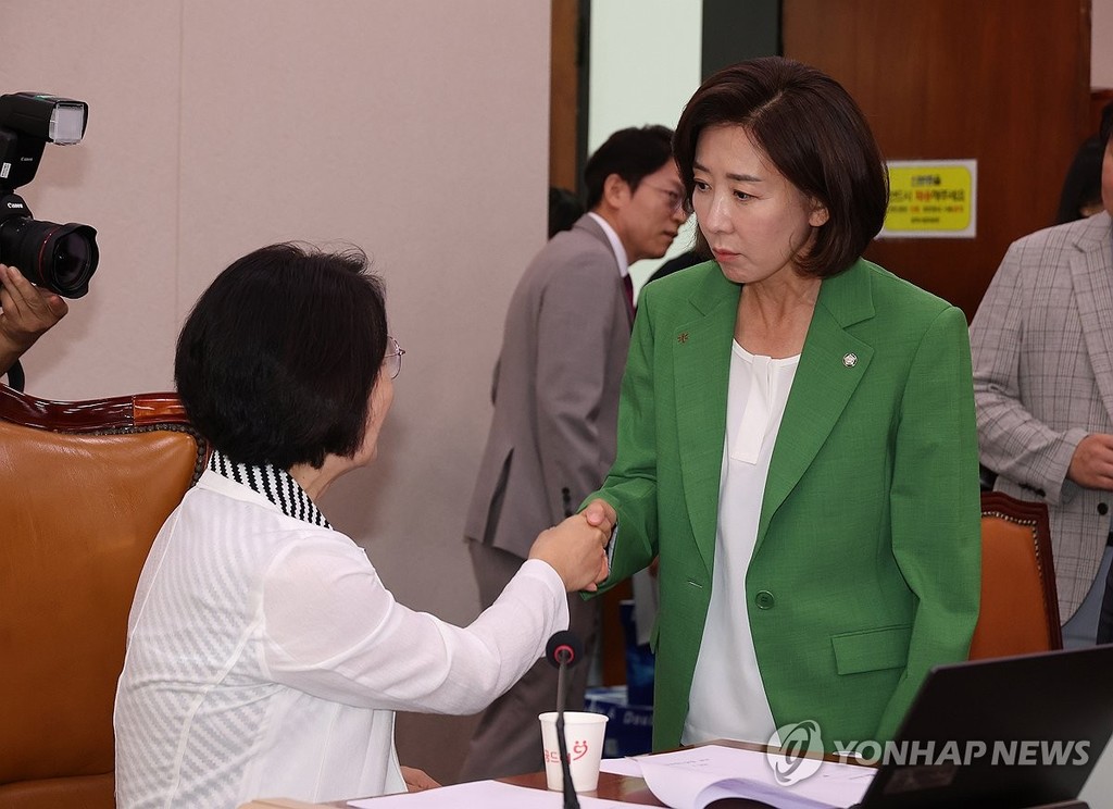 인사하는 추미애 위원장과 나경원 의원 (서울=연합뉴스) 박동주 기자 = 2일 서울 여의도 국회에서 열린 법제사법위원회 전체회의에서 국민의힘 나경원 의원이 추미애 위원장과 인사하고 있다. 2025.9.2 pdj6635@yna.co.kr