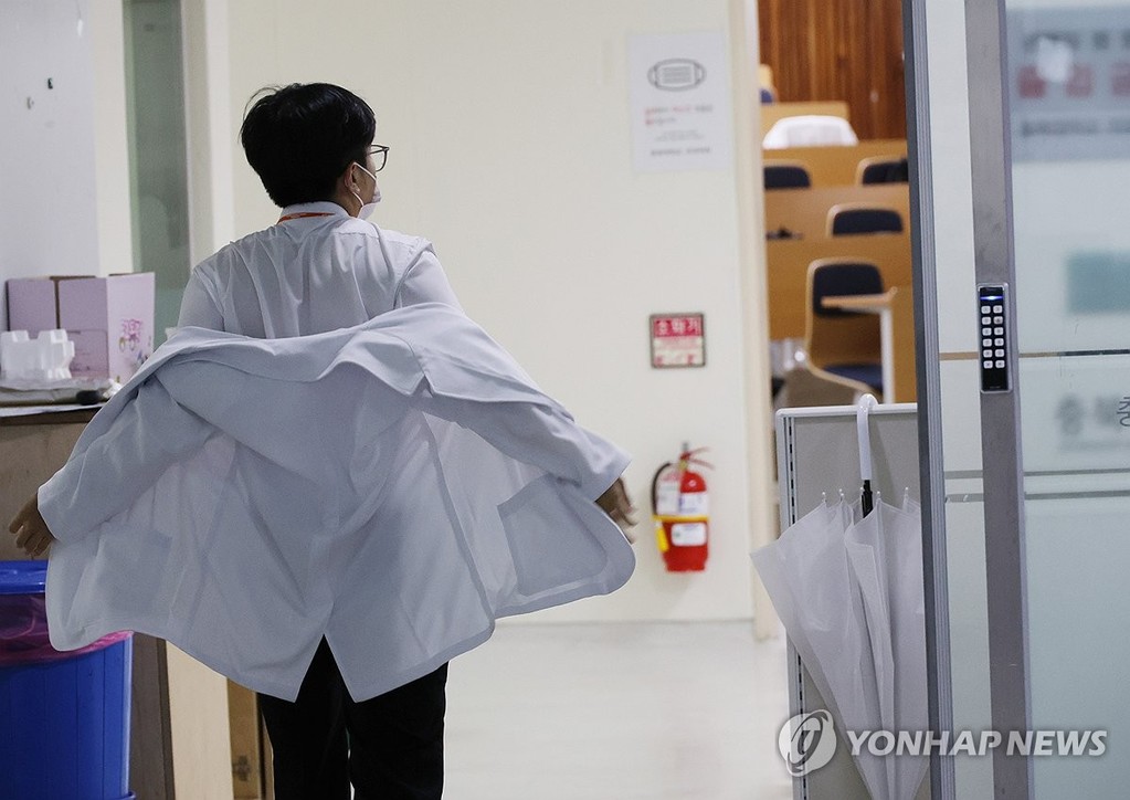 전공의 복귀한 충북대병원 (청주=연합뉴스) 박건영 기자 = 1일 오전 복귀 전공의가 충북대학교병원 1층에서 가운을 벗고 있다. 충북대병원의 레지던트와 인턴 등 전공의 92명은 이날 하반기 수련을 재개했다. 2025.9.1 pu7@yna.co.kr