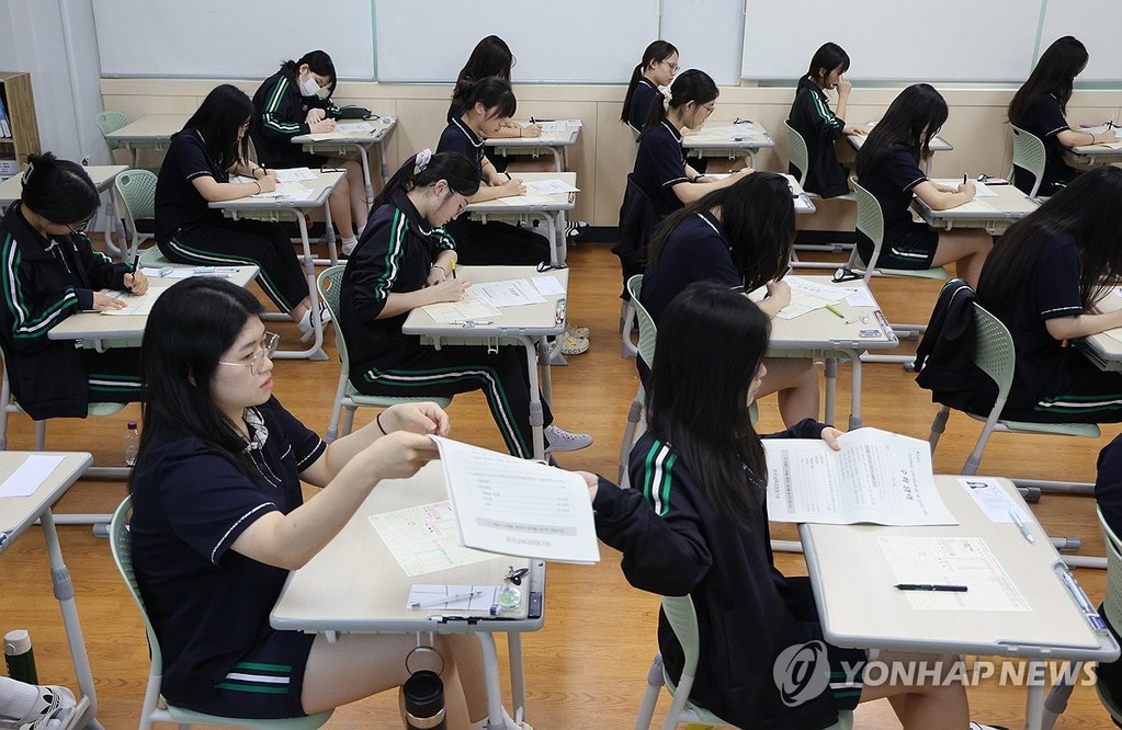 대학수학능력시험 9월 모의평가 (부산=연합뉴스) 강선배 기자 = 2026학년도 대학수학능력시험 9월 모의평가 시험일인 3일 오전 부산 금정구 사대부고 학생들이 시험을 준비하고 있다.
이번 모의평가는 전국 17개 시도에서 동시에 치러진다. 부산에서는 127개 고등학교와 28개 지정 학원에서 재학생 2만 2,506명, 졸업생과 검정고시 출신자 4,787명 등 모두 2만 7,293명이 응시한다. 2025.9.3 sbkang@yna.co.kr