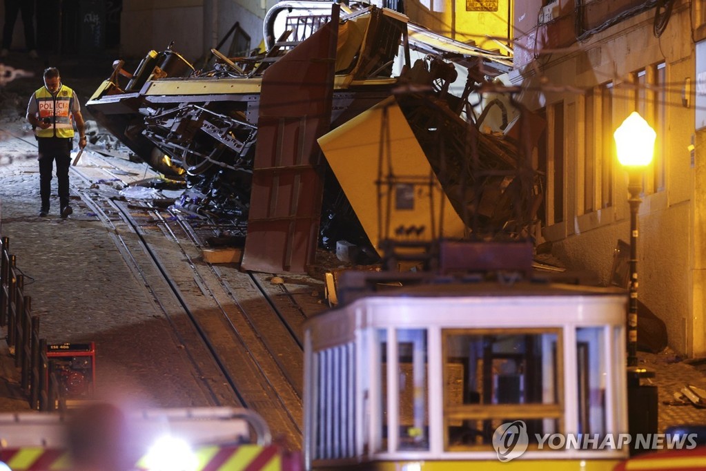 한 경찰관이 3일(현지시간) 사고가 발생한 포르투갈 리스본의
