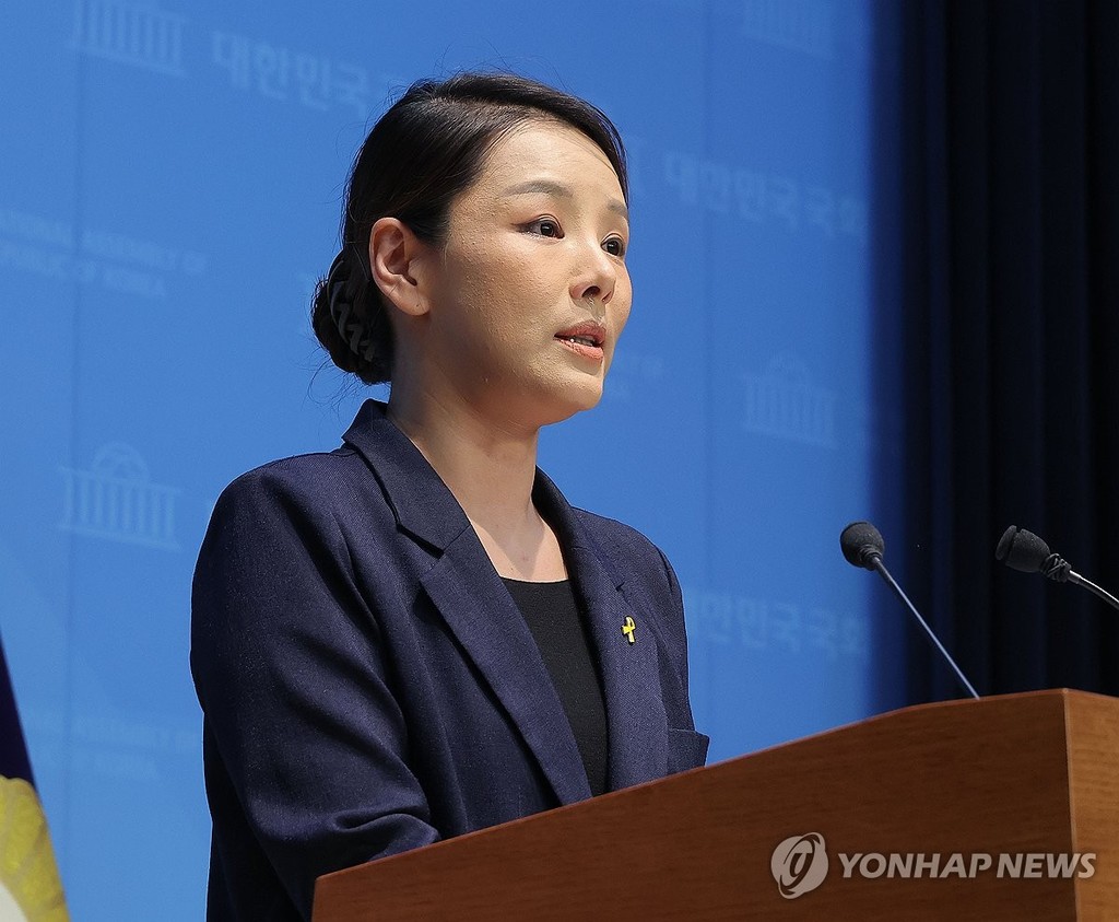 눈물 흘리는 조국혁신당 강미정 대변인, 탈당 기자회견 (서울=연합뉴스) 류영석 기자 = 조국혁신당 강미정 대변인이 4일 서울 여의도 국회 소통관에서 당내 성비위 의혹과 관련한 탈당 기자회견을 하고 있다. 2025.9.4 ondol@yna.co.kr