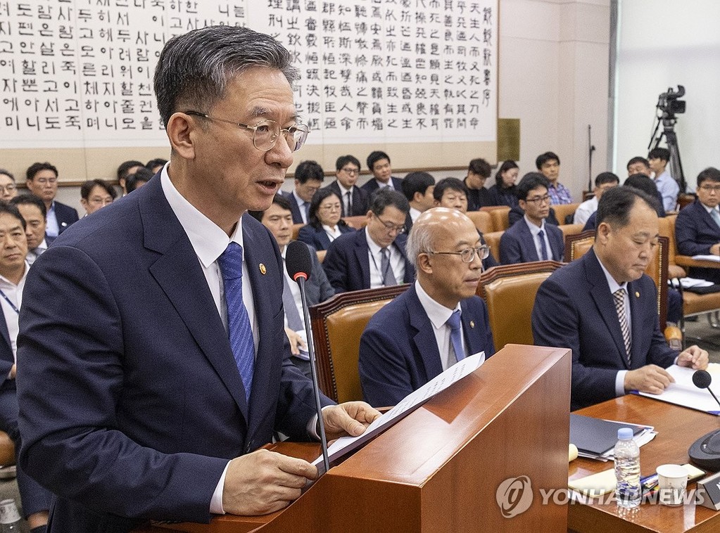 결산안 통과 뒤 인사말 하는 정성호 법무부 장관 (서울=연합뉴스) 황광모 기자 = 정성호 법무부 장관이 4일 국회에서 열린 법제사법위원회 전체 회의에서 2024년도 결산안이 처리된 뒤 인사말을 하고 있다. 2025.9.4 hkmpooh@yna.co.kr