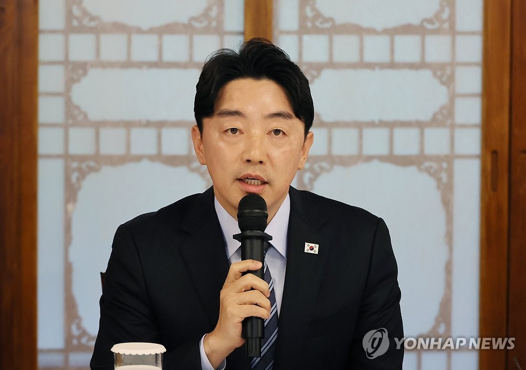 고위당정협의회서 발언하는 강훈식 비서실장 (서울=연합뉴스) 이정훈 기자 = 강훈식 대통령비서실장이 7일 서울 종로구 총리공관에서 열린 고위당정협의회에서 발언하고 있다. 2025.9.7 uwg806@yna.co.kr