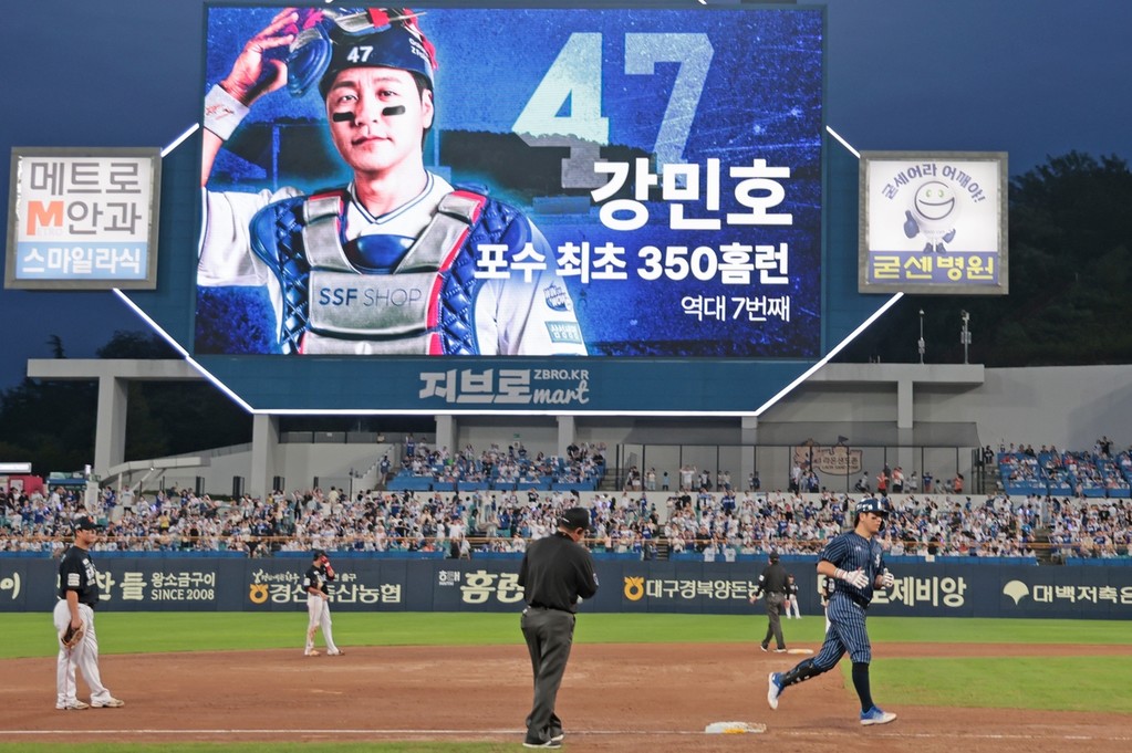 삼성 강민호, 포수 최초 350홈런 (서울=연합뉴스) 삼성 강민호가 7일 대구 삼성라이온즈파크에서 열린 프로야구 한화와 홈 경기, 6회말 투런 홈런을 친 뒤 그라운드를 돌고 있다. 이 홈런으로 강민호는 KBO리그 7번째이자, 포수 최초로 350홈런을 채웠다.