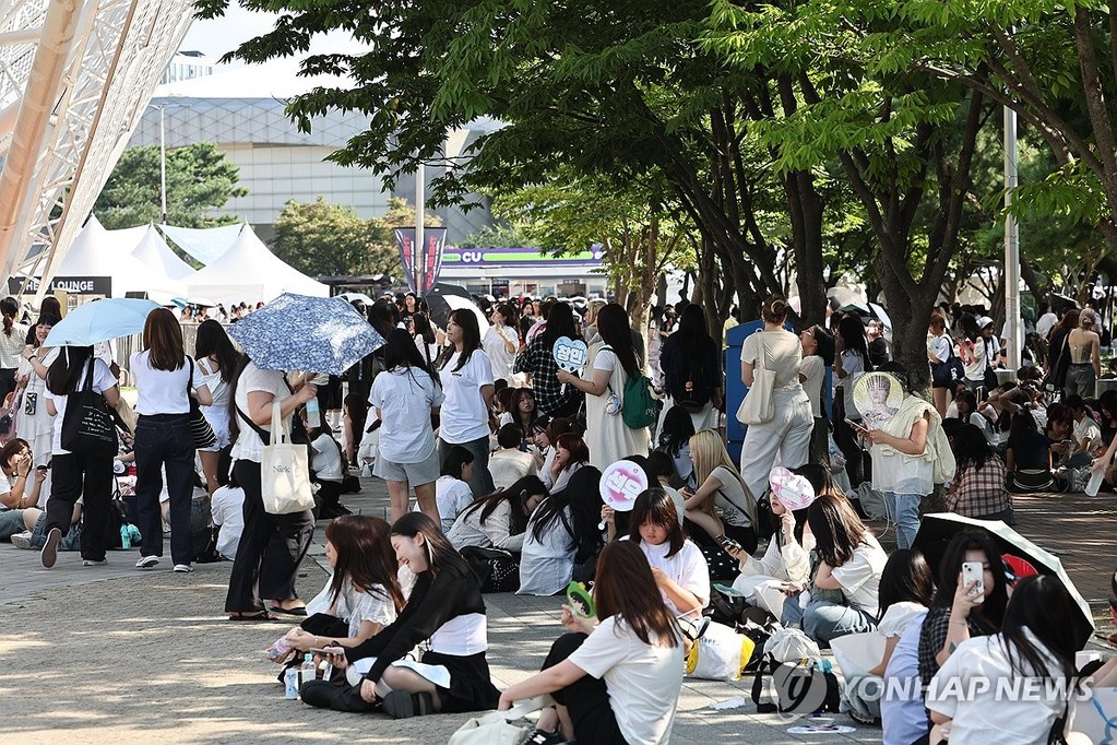 폭발물 신고로 대피한 관중 (서울=연합뉴스) 윤동진 기자 = 10일 서울 올림픽공원 KSPO돔(올림픽체조경기장)에서 폭발물 설치 신고가 접수돼 관중들이 대피해 있다. 2025.8.10 mon@yna.co.kr