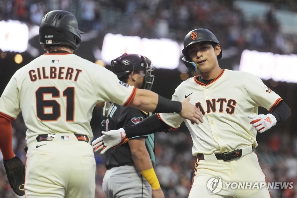 홈런 치고 축하받는 이정후 (샌프란시스코 AP=연합뉴스) 샌프란시스코 이정후(오른쪽)가 9일(한국시간) 미국 캘리포니아주 샌프란시스코 오라클파크에서 열린 MLB 애리조나와 홈 경기, 2회 투런 홈런을 친 뒤 동료 길버트에게 축하받고 있다.