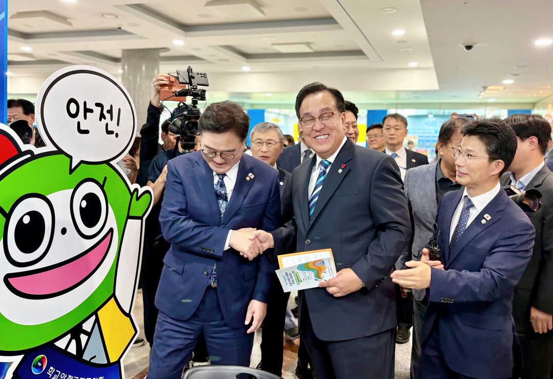 우원식 국회의장과 정훈 이사장.