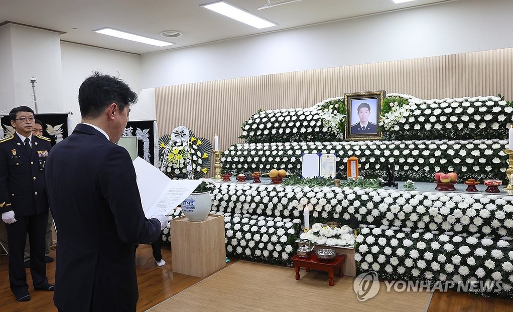 이재명 대통령의 조전 대독하는 강훈식 비서실장 (인천=연합뉴스) 임순석 기자 = 강훈식 대통령비서실장 12일 인천 동구의 한 장례식장에 마련된 해양경찰관 고(故) 이재석 경사 빈소를 찾아 이재명 대통령의 조전을 대독하고 있다.
    이 경사는 지난 11일 인천 옹진군 영흥도 갯벌에 고립된 70대 A씨를 구조하는 과정에서 자신이 착용했던 구명조끼를 A씨에게 입혀준 뒤 함께 헤엄쳐 나오다 실종됐다. 2025.9.12 soonseok02@yna.co.kr