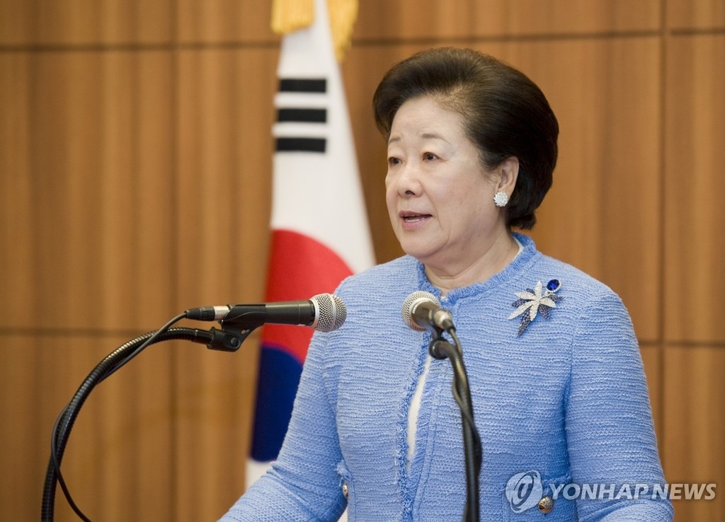 한학자 통일교 총재, 또 특검 불출석…오늘 중 사유서 제출 (서울=연합뉴스) 한학자 통일교 총재가 민중기 특별검사팀의 출석 요구에 재차 응하지 않을 방침으로 파악됐다.
    10일 연합뉴스 취재를 종합하면 한 총재 측은 오는 11일 소환 조사에 출석하지 않겠다는 불출석 사유서를 이날 중 제출할 계획이다. 사진은 한 총재. 2025.9.10 [통일교 제공. 재판매 및 DB 금지] photo@yna.co.kr