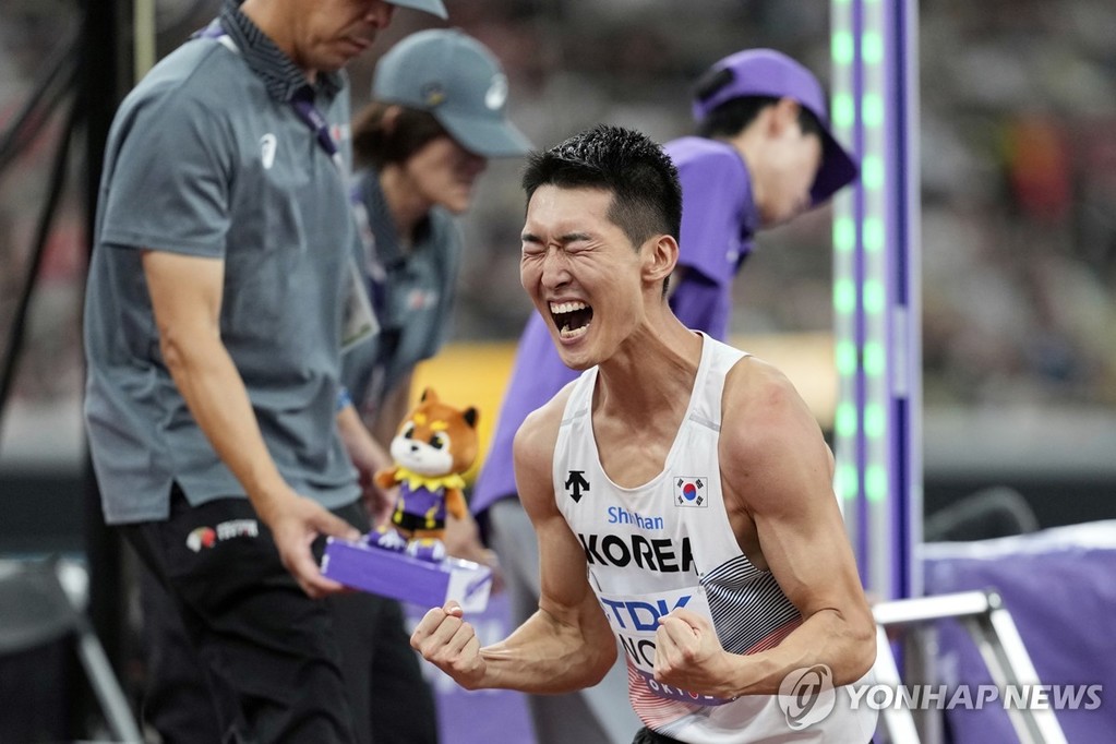 우상혁, 도쿄 세계육상선수권 은메달 (도쿄 AP=연합뉴스) 우상혁이 16일 일본 도쿄 국립경기장에서 열린 2025 세계육상선수권 남자 높이뛰기 결선에서 2ｍ34를 넘은 뒤 기뻐하고 있다. 이날 우상혁은 2위에 올랐다.