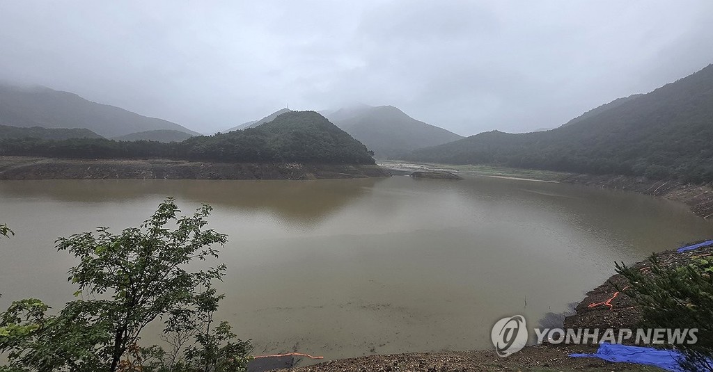 모처럼 저수율 상승한 오봉저수지 (강릉=연합뉴스) 유형재 기자 = 18일 극심한 가뭄을 겪는 강릉지역의 생활용수 87%를 공급하고 있는 상수원 오봉저수지에 이틀째 내린 비로 물이 차오르고 있다.
    오봉저수지 저수율은 이날 오전 8시 기준 23.8%(평년 71.8%)로 전날보다 6.1%포인트 올랐다. 2025.9.18 yoo21@yna.co.kr