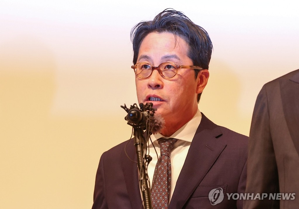해킹 피해 사과문 발표하는 조좌진 대표 (서울=연합뉴스) 서대연 기자 = 조좌진 롯데카드 대표이사가 18일 서울 중구 부영태평빌딩에서 해킹 사고로 인한 고객 정보 유출사태에 대한 사과문을 읽고 있다. 2025.9.18 dwise@yna.co.kr