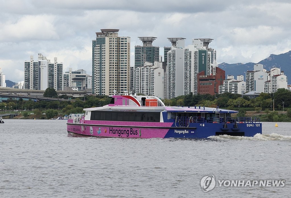 한강버스 정식운항 시작 (서울=연합뉴스) 서명곤 기자 = 정식 운항을 시작한 한강버스가 18일 서울 송파구 잠실 선착장을 출발해 뚝섬 선착장으로 향하고 있다.  한강버스는 총 8척의 선박이 마곡-망원-여의도-옥수-압구정-뚝섬-잠실 7개 선착장, 28.9㎞를 오간다. 2025.9.18 seephoto@yna.co.kr