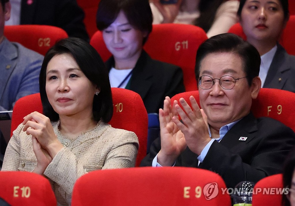 부산국제영화제 찾은 이재명 대통령 부부 (부산=연합뉴스) 김도훈 기자 = 이재명 대통령과 김혜경 여사가 20일 부산 해운대구 영화의전당에서 열린 부산국제영화제 공식상영작