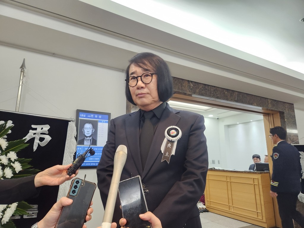 故 전유성의 빈소를 찾은 개그맨 최양락 (서울=연합뉴스) 고가혜 기자 = 개그맨 최양락이 26일 서울아산병원에 마련된 故 전유성의 빈소 앞에서 취재진의 인터뷰에 응하고 있다. 2025.09.26