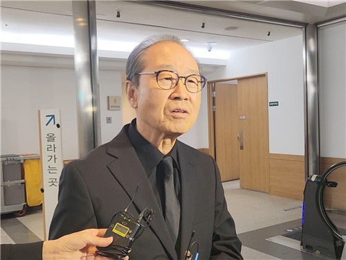故 전유성의 빈소를 찾은 방송인 이상벽 (서울=연합뉴스) 고가혜 기자 = 방송인 이상벽이 26일 서울아산병원에 마련된 故 전유성의 빈소 앞에서 취재진의 인터뷰에 응하고 있다. 2025.09.26