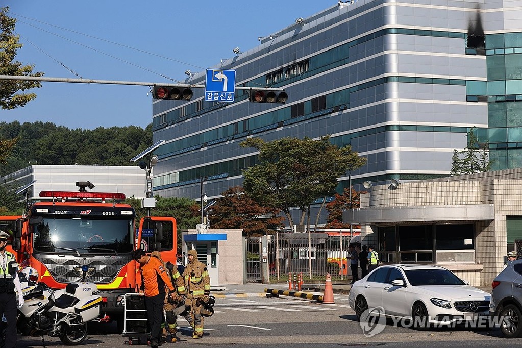 밤샘 진화작업 이뤄진 국가정보자원관리원 (대전=연합뉴스) 김소연 기자 = 27일 대전 유성구 국가정보자원관리원에서 소방당국 관계자들이 나오고 있다. 전날 오후 8시 20분께 자원관리원 전산실에서 리튬이온 배터리 폭발로 화재가 발생했다. 소방당국은 9시간 50분 만인 이날 오전 6시 30분께 초진 완료했다. 2025.9.27 soyun@yna.co.kr