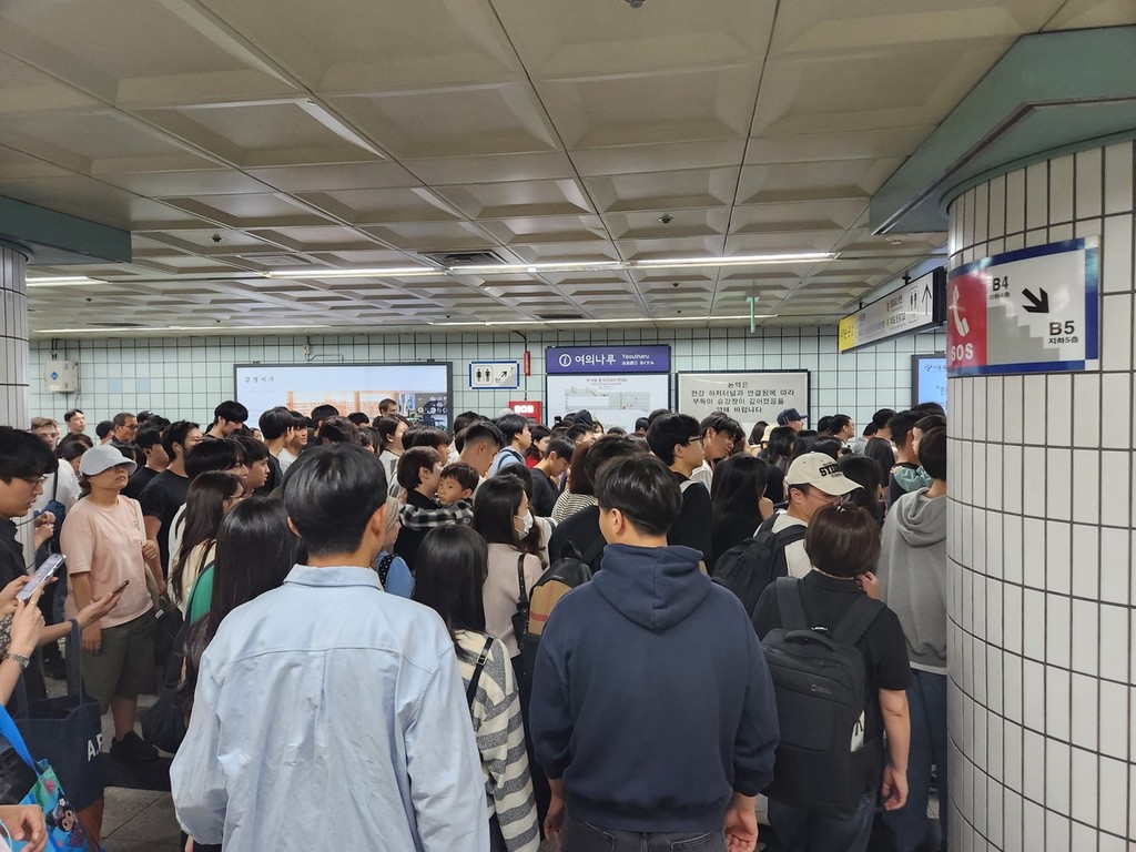 서울불꽃축제 앞두고 혼잡한 여의나루역 [촬영 김준태]