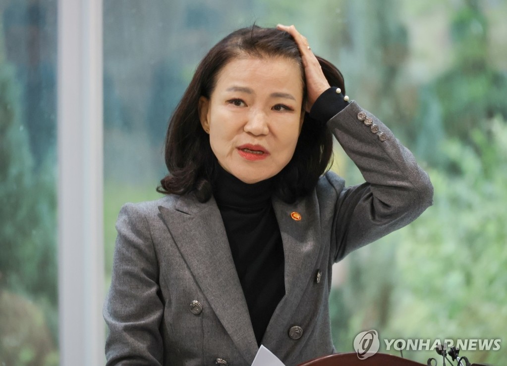 기자회견 참석한 이진숙 방송통신위원장 (서울=연합뉴스) 황광모 기자 = 이진숙 방송통신위원회 위원장이 28일 국회 소통관 로비에서 열린 전날 국회 본회의를 통과한 방송미디어통신위원회 설치법 관련 기자회견에 참석해 있다. 2025.9.28 hkmpooh@yna.co.kr