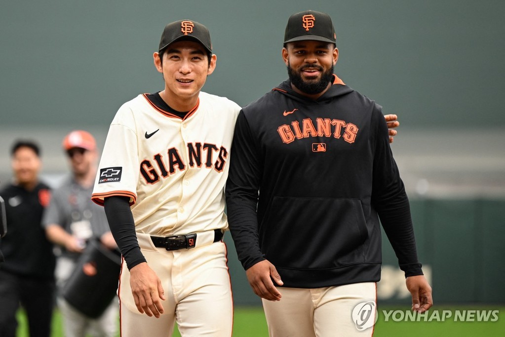 팀 동료 라모스(오른쪽)와 함께 걷는 이정후. [로이터=연합뉴스] Mandatory Credit: Eakin Howard-Imagn Images