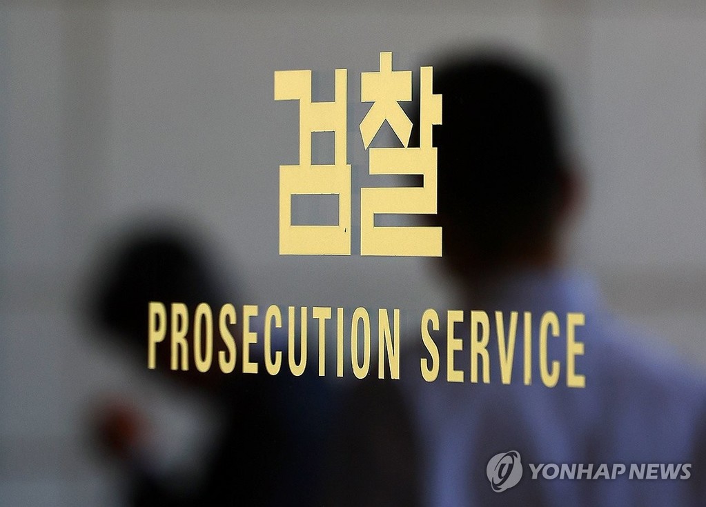 검찰개혁에 쏠리는 관심 (서울=연합뉴스) 김도훈 기자 = 5일 서울 서초구 서울중앙지검 검찰 로고에 직원들의 모습이 비치고 있다. 2025.6.5 superdoo82@yna.co.kr
