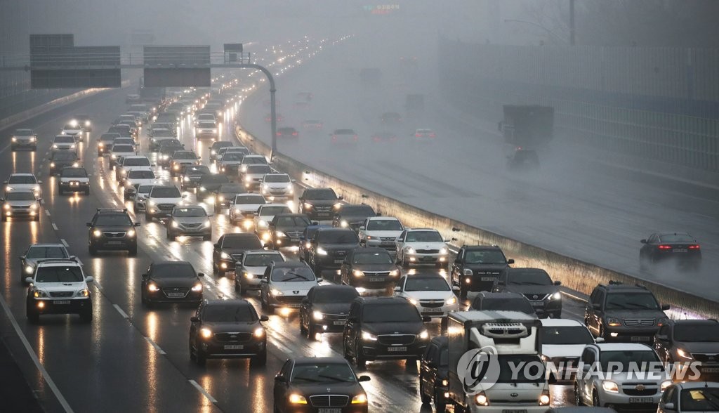 비 내리는 귀성길 [연합뉴스 자료사진]
