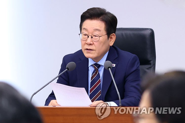 이재명 대통령, 수석보좌관회의 주재 (서울=연합뉴스) [촬영 김도훈] 이재명 대통령이 2일 용산 대통령실에서 열린 수석보좌관회의를 주재하고 있다. 2025.10.2 superdoo82@yna.co.kr