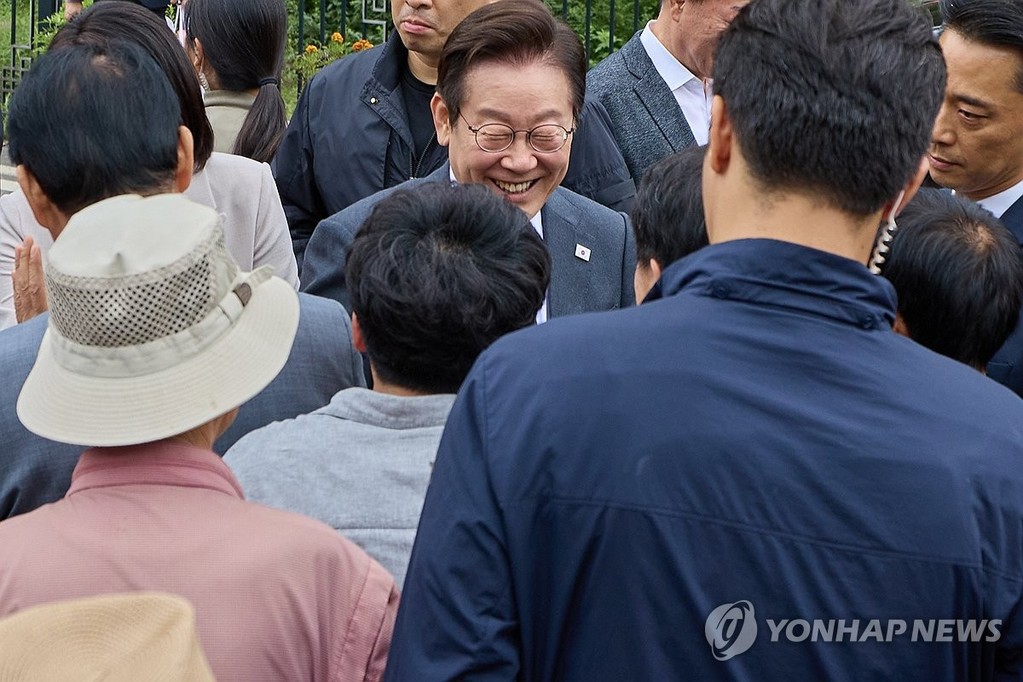 추석 맞아 고향 찾은 이재명 대통령 (서울=연합뉴스) 대통령실은 이재명 대통령과 김혜경 여사가 추석 당일인 6일 고향인 경북 안동을 방문한 모습을 SNS에 공개했다. 2025.10.6 [이재명 대통령 SNS. 재판매 및 DB 금지] photo@yna.co.kr
