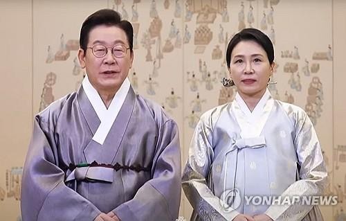 추석 영상 메시지 전하는 이재명 대통령과 김혜경 여사 (서울=연합뉴스) 이재명 대통령과 김혜경 여사가 추석 연휴 이틀째인 4일 한복 차림으로 영상 메시지를 통해 명절 인사를 전하고 있다. 이 대통령은