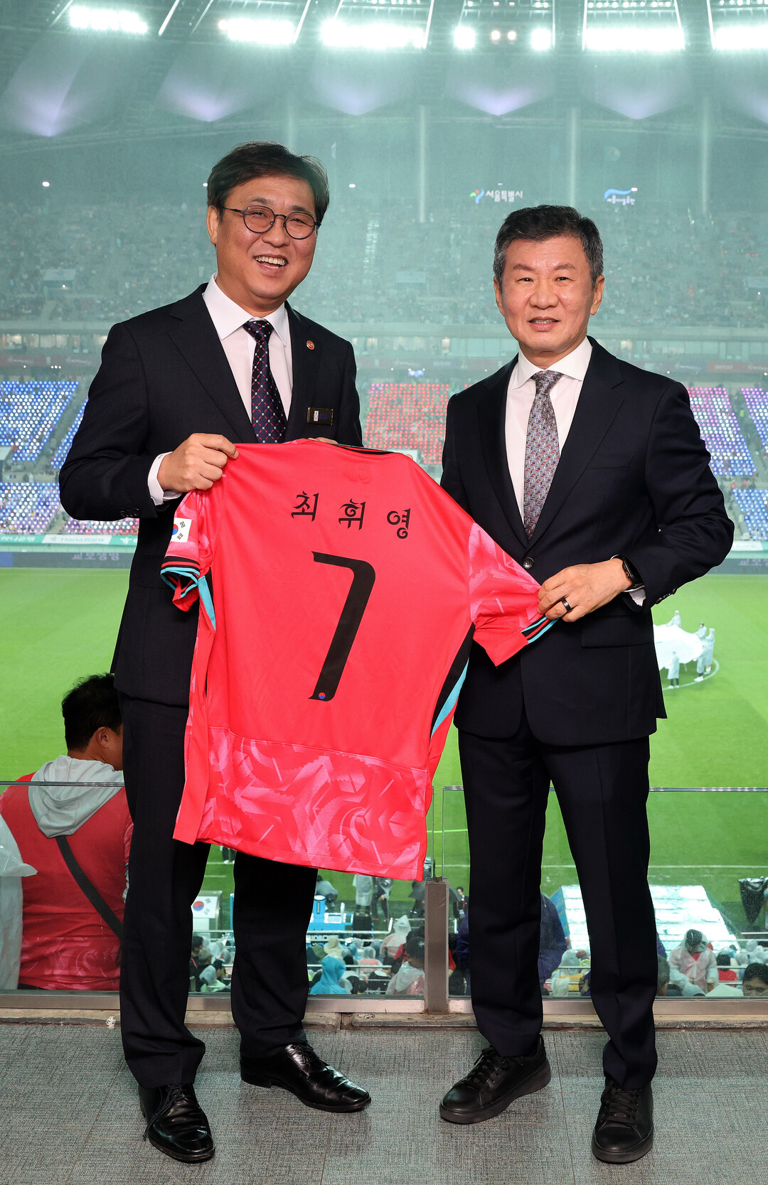 문체부 최휘영 장관, 축구 국가대표 친선경기 선수단 격려